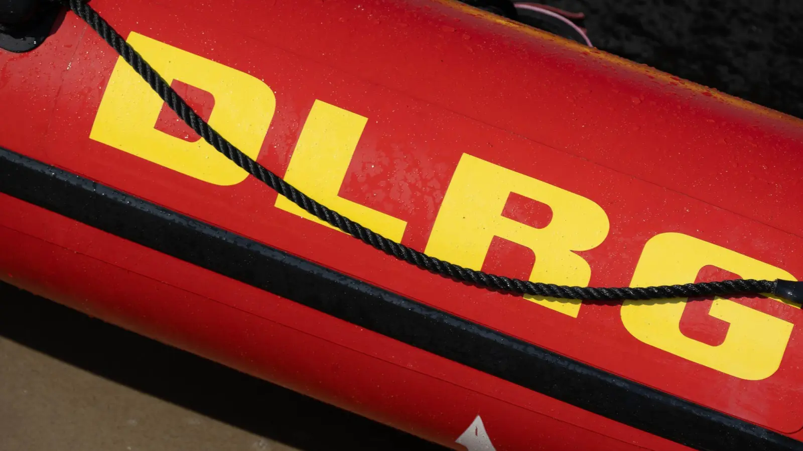 Bei den hohen Temperaturen suchten viele Menschen Erfrischung im Wasser - mit teils schlimmen Folgen. (Symboldfoto) (Foto: Stefan Sauer/dpa)