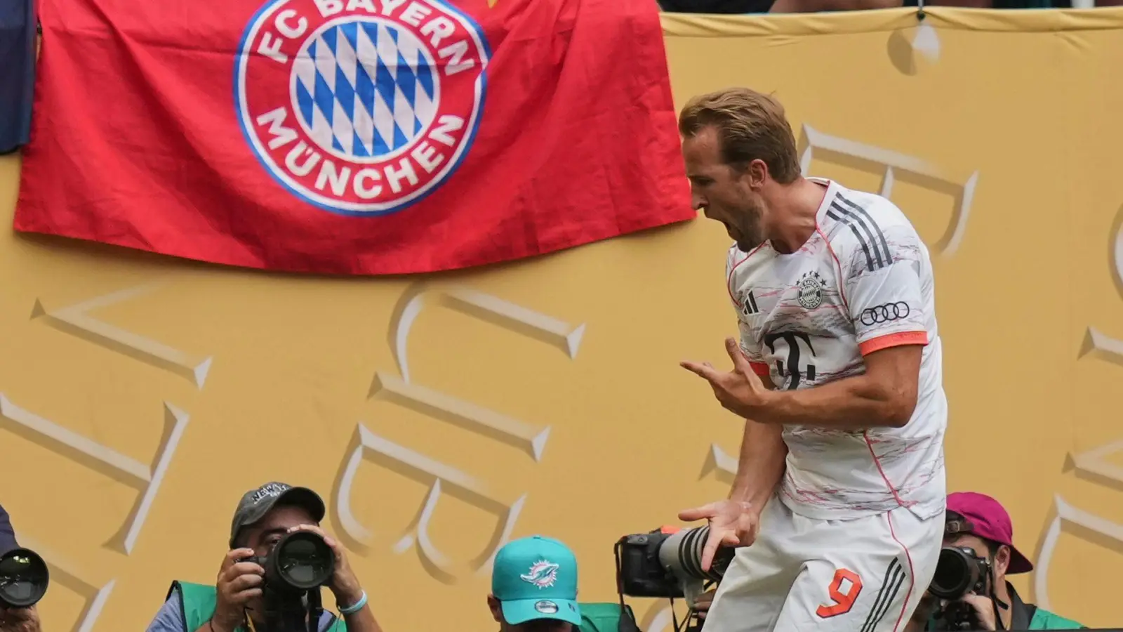 Harry Kane jubelt nach seinem ersten Tor. (Foto: Lynne Sladky/AP/dpa)
