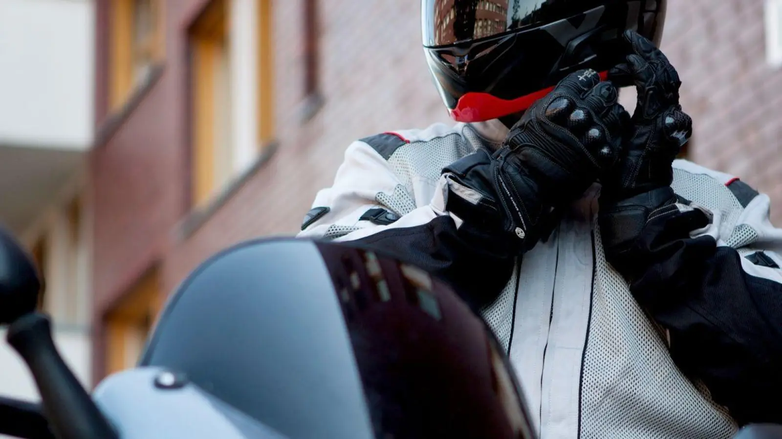 Gründlicher Start in die Motorradsaison: Ein Check des Equipments sollte auch einen genauen Blick auf den Helm und sein Alter beinhalten. (Foto: Silvia Marks/dpa-tmn/dpa)