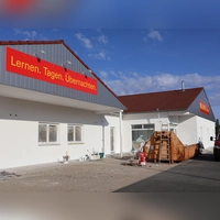 Wo einst die Logos eines Kleidungs- und eines Lebensmittel-Discounters prangten, hat die DLRG bereits ihre Schriftzüge fürs Schulungszentrum angebracht. (Foto: Andreas Reum)