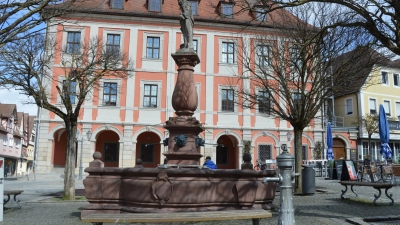 Der Neptunbrunnen auf dem Neustädter Marktplatz muss saniert werden. Der finanzielle Aufwand allerdings hält sich glücklicherweise in Grenzen.  (Foto: Patrick Lauer)