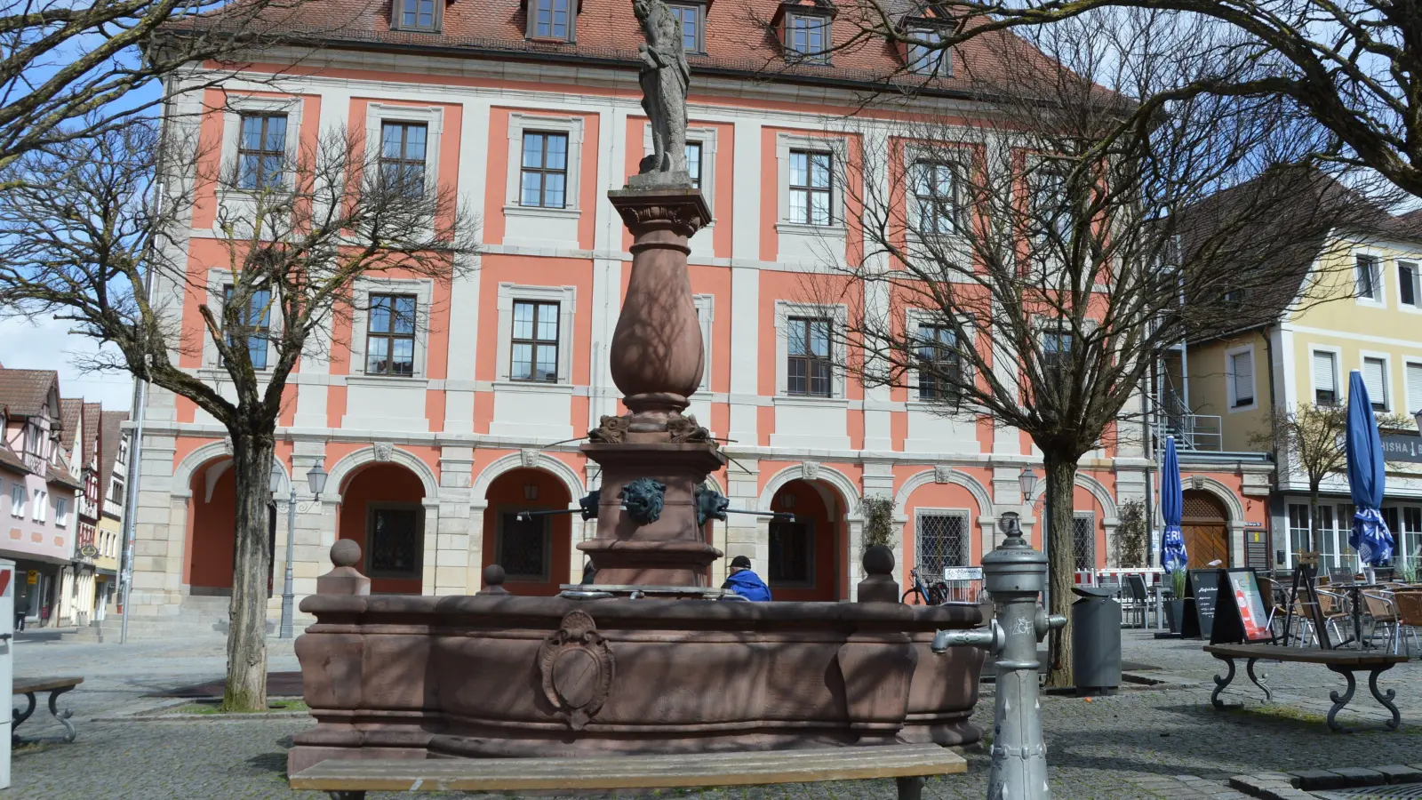 Der Neptunbrunnen auf dem Neustädter Marktplatz muss saniert werden. Der finanzielle Aufwand allerdings hält sich glücklicherweise in Grenzen.  (Foto: Patrick Lauer)