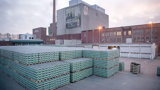 Bereits im April des vergangenen Jahres hatte die Produktion bei Beck’s in Bremen wegen eines Warnstreiks mehrere Stunden geruht. (Foto: Sina Schuldt/dpa)