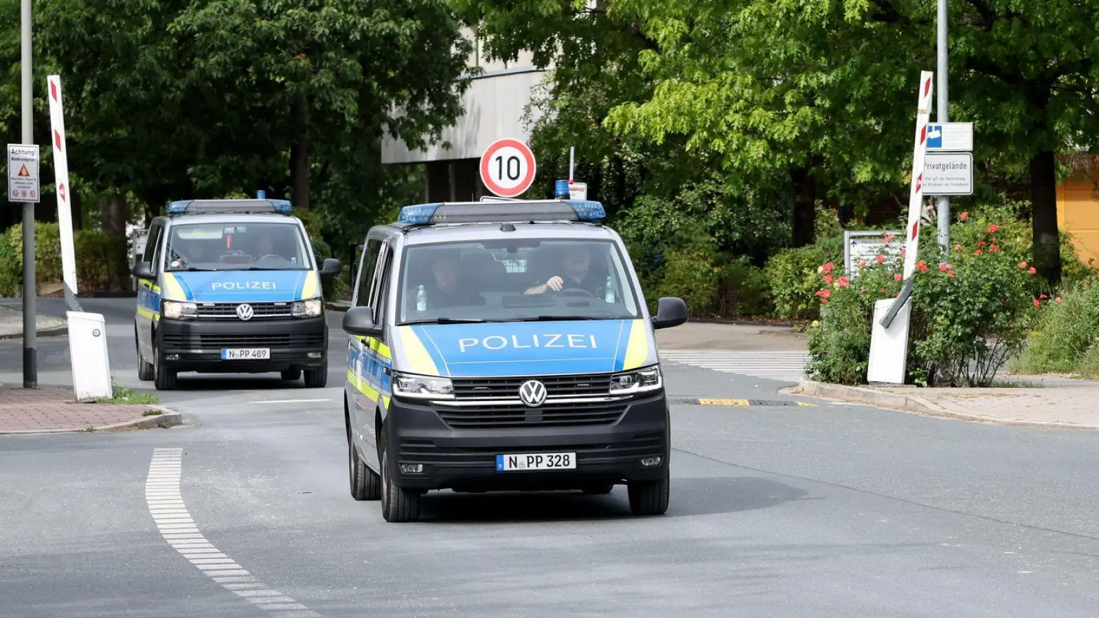 Der Mann soll sich noch während seines Ausgangs ins Ausland abgesetzt haben. Seit Sonntag ist er wieder in der Forensischen Psychiatrie in Erlangen untergebracht.  (Foto: Daniel Löb/dpa)