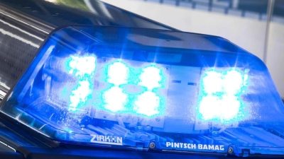 Ein Blaulicht auf dem Dach eines Polizeiwagens. (Foto: Friso Gentsch/dpa)