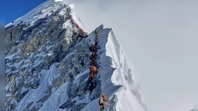 Bergsteiger schlängeln sich dem Gipfel des Mount Everest in Nepal entgegen. (Archivbild) (Foto: Kunga Sherpa/AP/dpa)