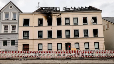 Bei einem Brand in einem Mehrfamilienhaus in Flensburg sind zwei Menschen ums Leben gekommen. (Foto: Axel Heimken/dpa)