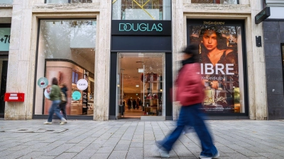 Eine Filiale der Parfümeriekette Douglas an der Düsseldorfer Einkaufsmeile Kö. Ob auch sie am Samstag sicherheitshalber geschlossen bleibt, teilte das Unternehmen nicht mit.  (Foto: Christoph Reichwein/dpa)