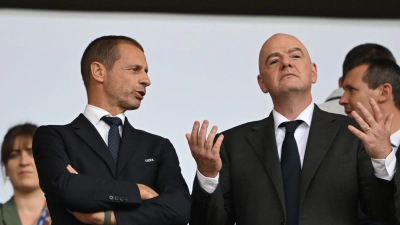 Der Machtkampf der UEFA gegen FIFA-Boss Infantino (r) geht auf juristischem Weg weiter. (Archivbild) (Foto: Robert Michael/dpa)