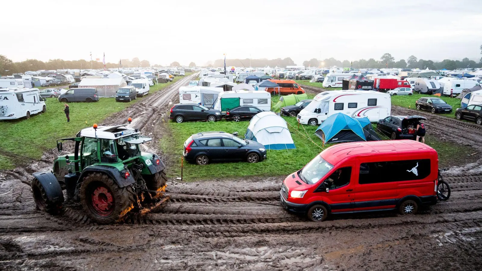 Wenn nichts mehr geht, kann ein Traktor Steckengebliebene aus dem Schlamm befreien. (Foto: Daniel Bockwoldt/dpa/dpa-tmn)