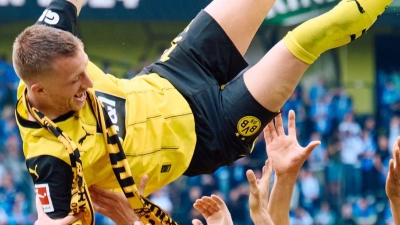Höhenflug: Nach dem Bundesligaspiel von Borussia Dortmund gegen Darmstadt 98 wird Marco Reus in die Luft geworfen. Es war sein letztes Spiel für die Dortmunder. (Foto: Bernd Thissen/dpa)