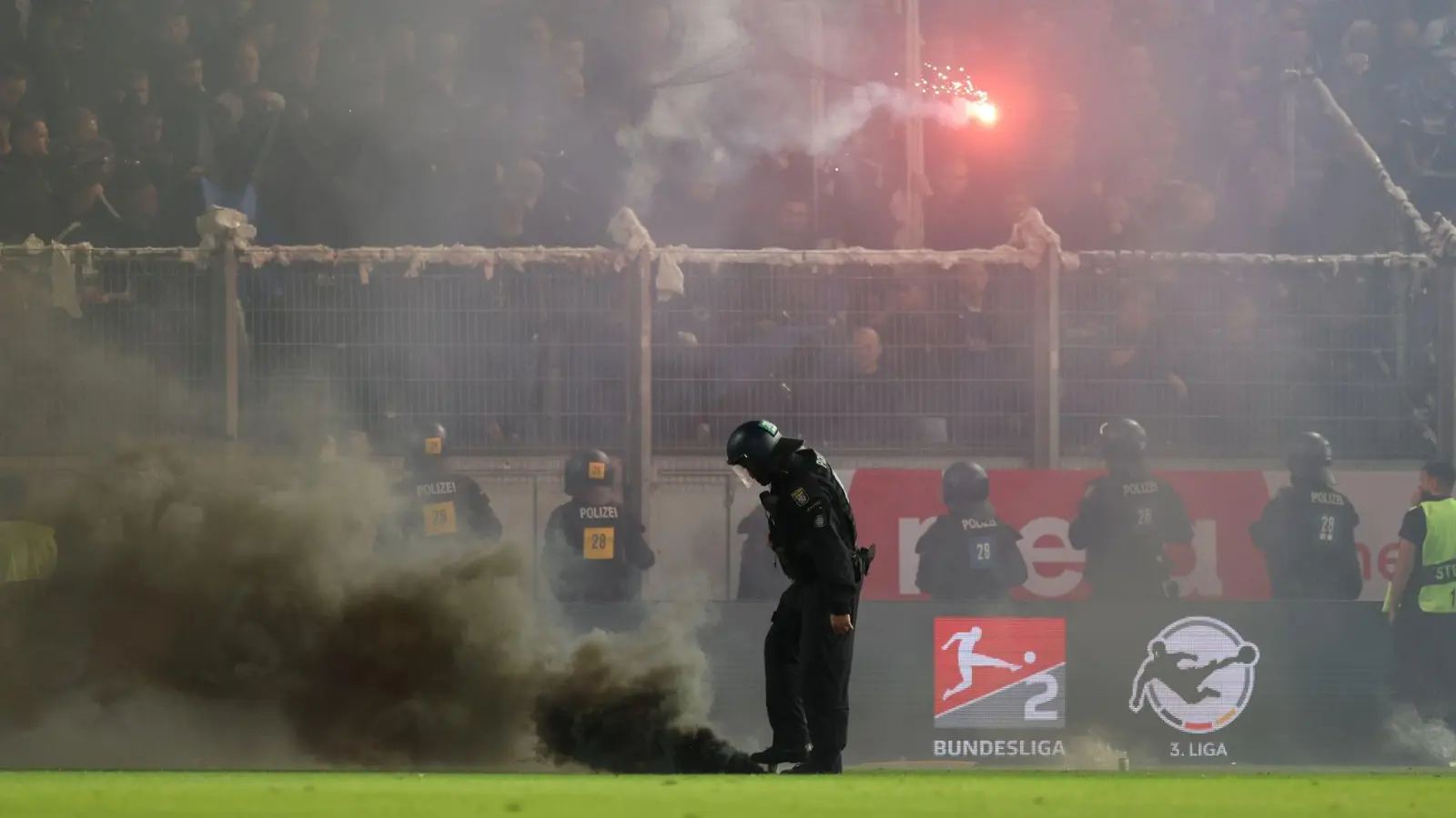 Bielefelder Fans hatten in Wiesbaden Leuchtraketen auf das Spielfeld geworfen. (Foto: Jörg Halisch/dpa)