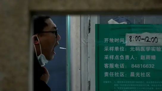 Ein Mann lässt sich in Peking auf das Coronavirus testen. (Foto: Andy Wong/AP/dpa)