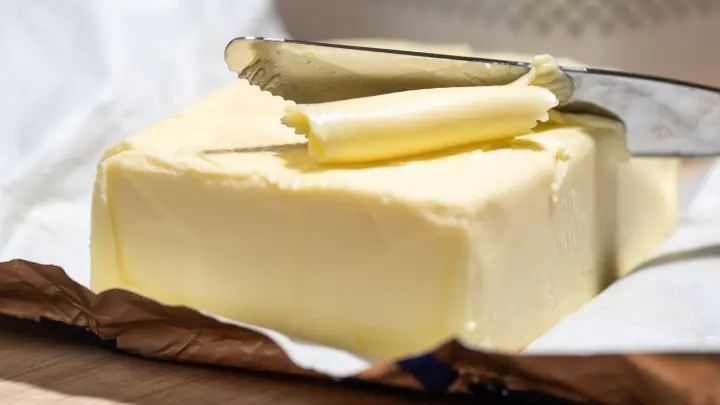Kein Sonderangebot: Butter wird deutlich günstiger. (Foto: Hendrik Schmidt/dpa)