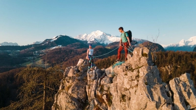 Bergsteiger klettern angeseilt auf dem Barmstein bei Hallein in Österreich. Der Klimawandel macht Wandern und Bergsteigen risikoreicher. (Foto: Tobi Ebner/Salzburger Bergsportführerverband/dpa)