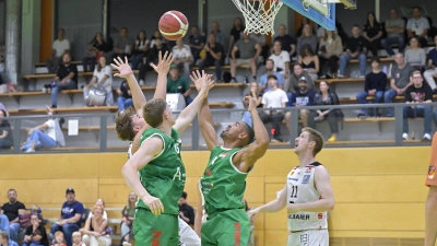 Unter den Körben hatten die Ansbacher (in Grün von links Stepan Ides und Paul Nzeocha) diesmal die Hoheit gegen die Baskets Vilsbiburg (links Leon Schneider, rechts Felix Winter). (Foto: Martin Rügner)