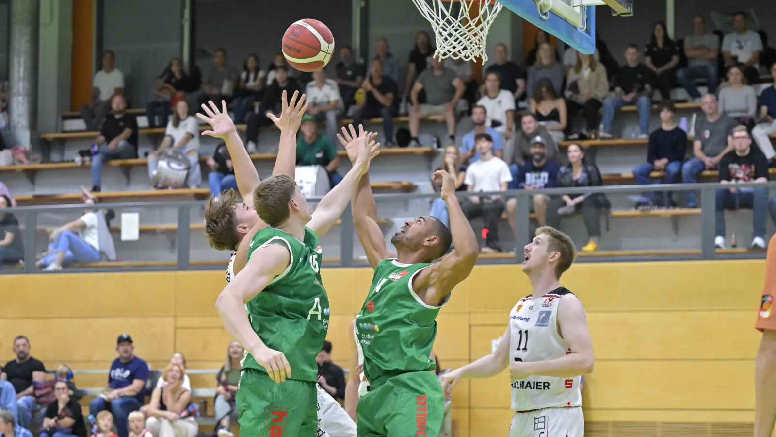 Unter den Körben hatten die Ansbacher (in Grün von links Stepan Ides und Paul Nzeocha) diesmal die Hoheit gegen die Baskets Vilsbiburg (links Leon Schneider, rechts Felix Winter). (Foto: Martin Rügner)