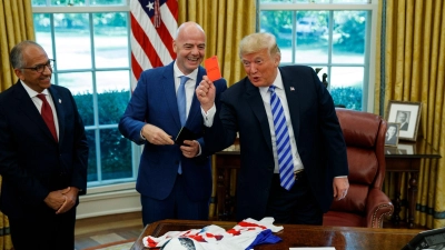Damals ein Scherz: Trump zeigt Rot. Und jetzt? (Archivbild) (Foto: Evan Vucci/AP/dpa)