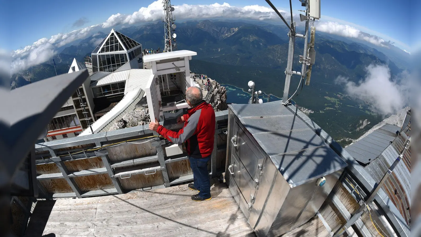 Seit 125 Jahrenwerden auf der Zugspitze Wetterdaten gesammeln (Archivfoto)  (Foto: Angelika Warmuth/dpa)