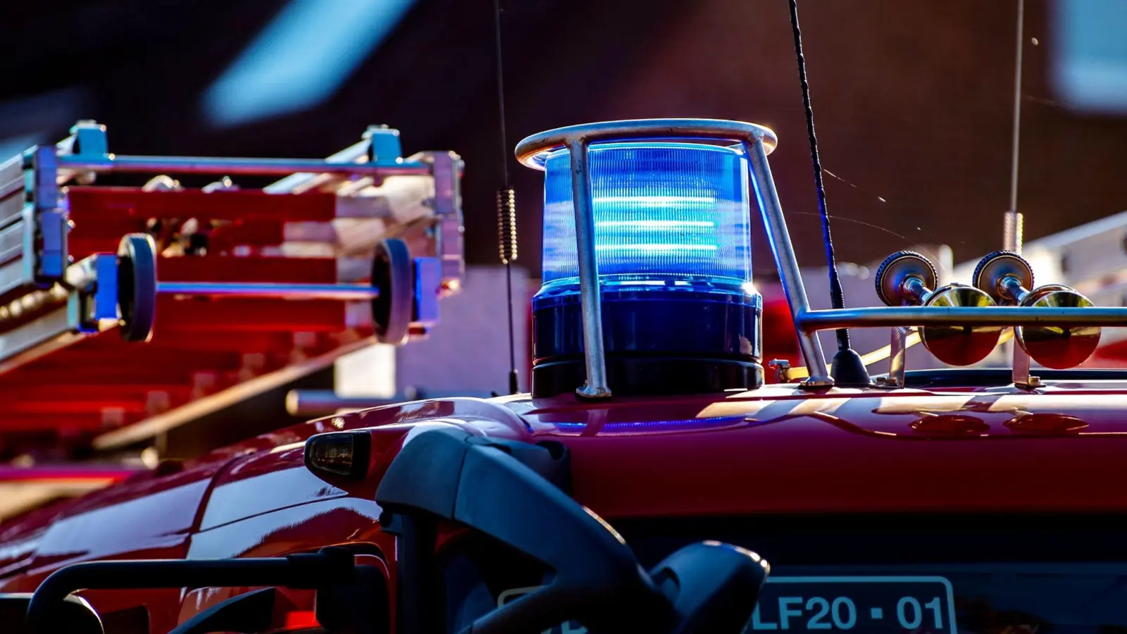 Die Feuerwehr musste zu einem Unfall auf der A6. (Symbolbild: David Inderlied/dpa)