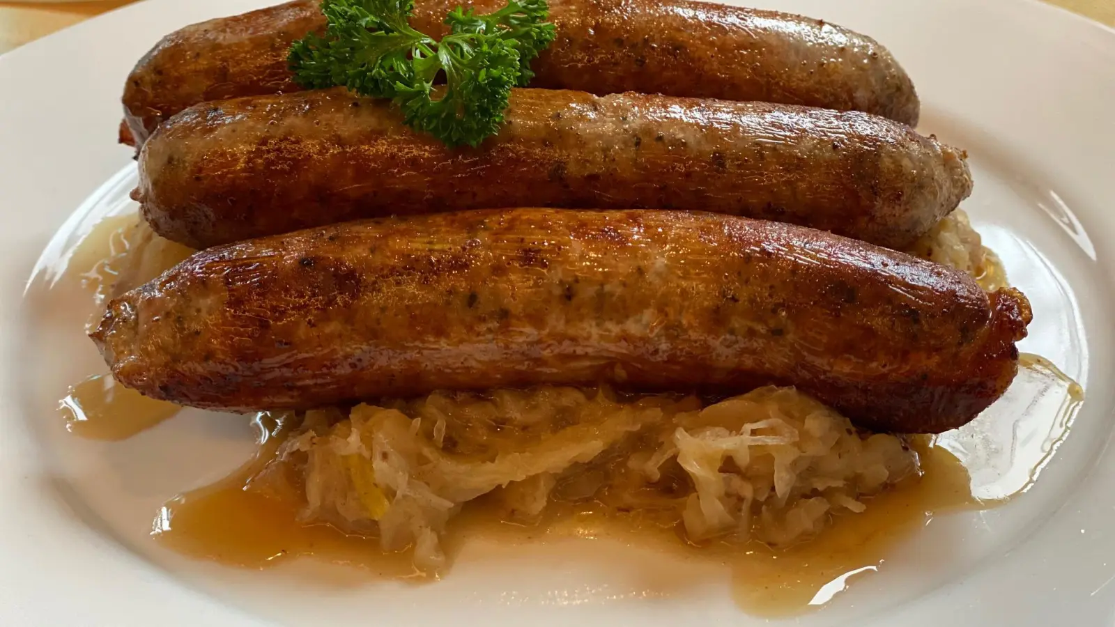 So mag der Mittelfranke sein Sauerkraut am liebsten: mit leckeren Bratwürsten. Am Sonntag feiert Heglau Krautfest. (Foto: Manfred Blendinger)