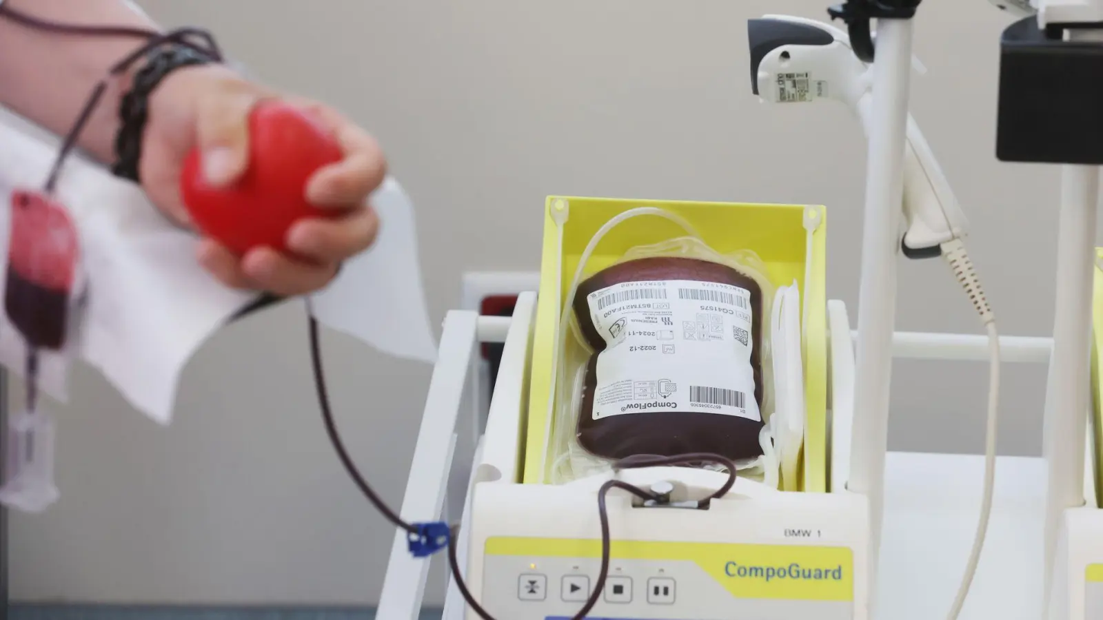Der Auffangbeutel für eine Blutspende liegt auf einem Tisch in einem Blutspendezentrum. (Archivbild) (Foto: Bodo Schackow/dpa)