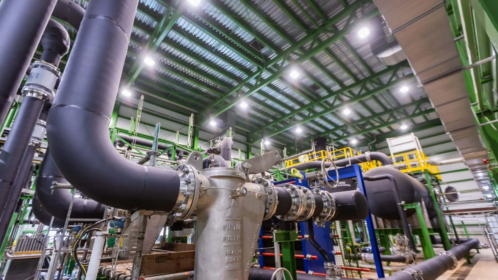 Die Produktionshalle der Pilotanlage für grünen Wasserstoff aus Sonnenstrom des spanischen Stromerzeugers Iberdrola südlich von Madrid. (Foto: Iberdrola/dpa)