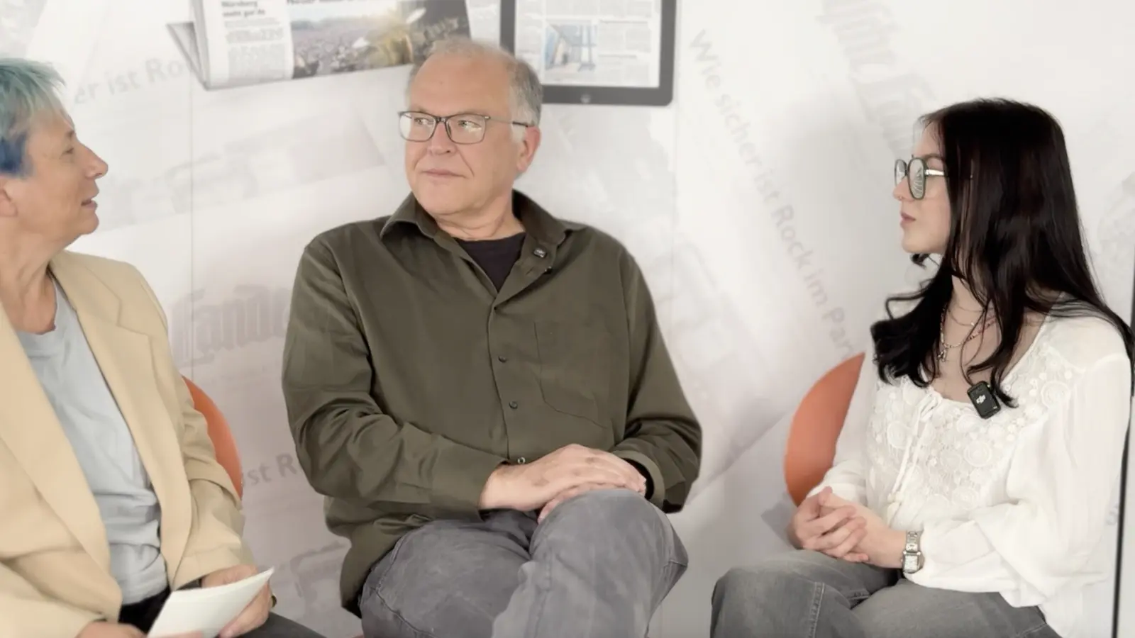 Von links nach rechts: Chefredakteurin Gudrun Bayer mit Redakteur Thomas Schaller und Werkstudentin Antonia Hoppert im Gespräch. (Foto: Evi Lemberger)