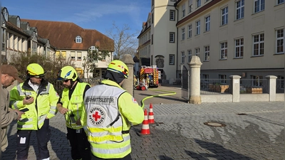Der Brand in der Mittelschule von Neustadt rief zahlreiche Einsatzkräfte auf den Plan. (Foto: Rainer Weiskirchen)