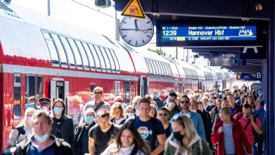 Reisende am Bahnhof Norddeich Mole an. (Foto: Sina Schuldt/dpa)