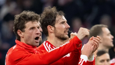 Thomas Müller (l) und seine Bayern freuen sich auf das Topspiel gegen Bayer Leverkusen. (Foto: Sven Hoppe/dpa)