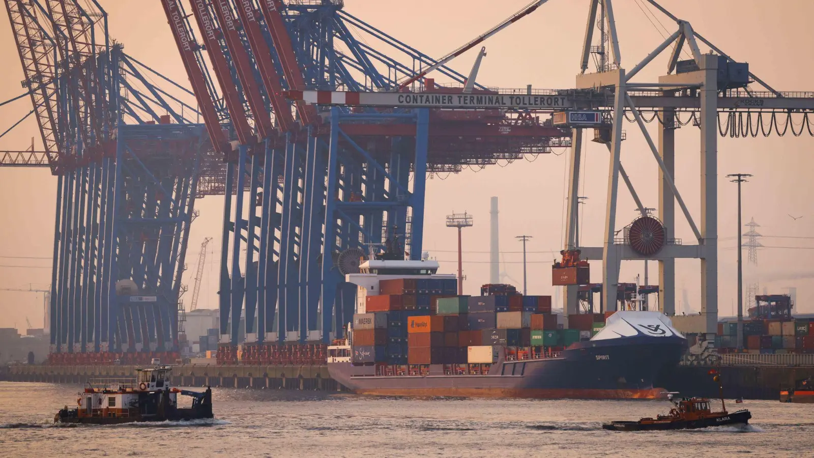 Am Hamburger Hafen werden verschiedene Güter umgeschlagen. Die deutsche Wirtschaft ist schwach ins neue Jahr gestartet. (Foto: Christian Charisius/dpa)