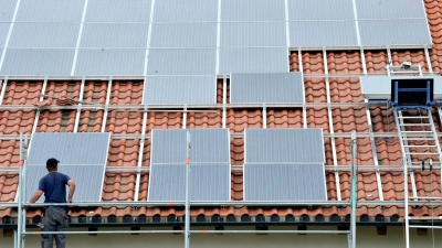 Solaranlagen auf dem Hausdach werden auch zur Miete angeboten. Dabei können die Kosten aber höher ausfallen. (Foto: Rolf Haid/dpa)