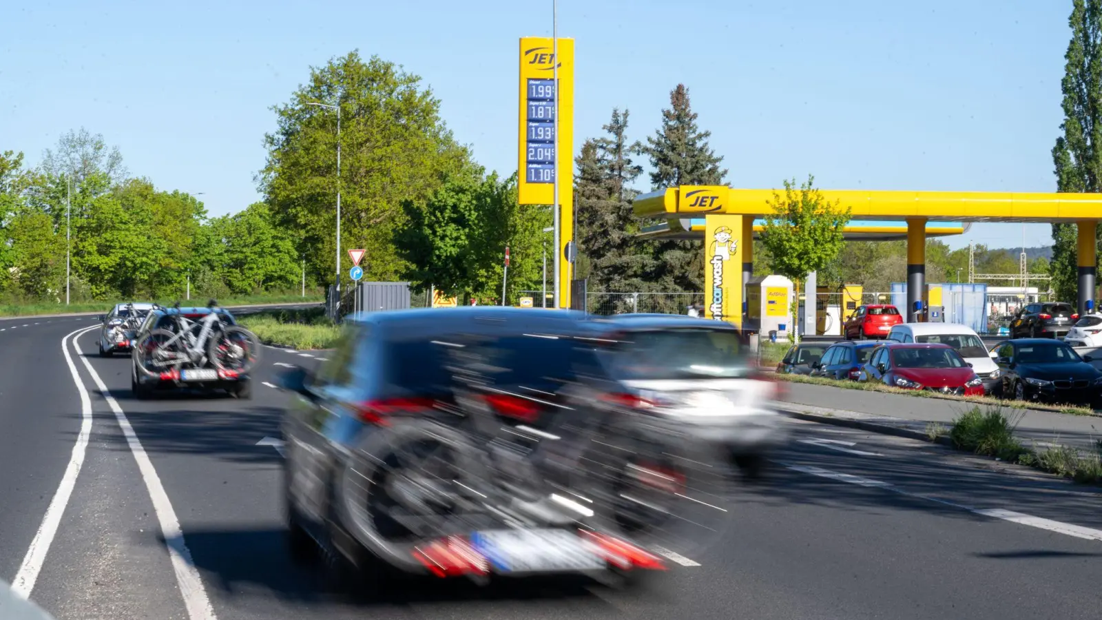 Preisunterschiede je nach Tankstelle sind laut Kartellamt momentan sehr stark (Archivbild)     (Foto: Pia Bayer/dpa)