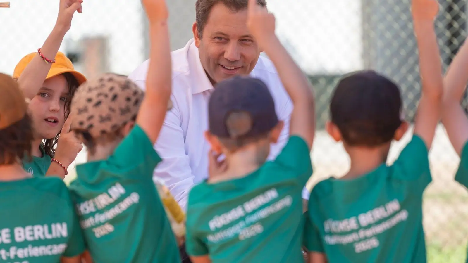 Klingbeil sprach mit Kindern in einem Berliner Sportcamp über seine Pläne.  (Foto: Christophe Gateau/dpa)