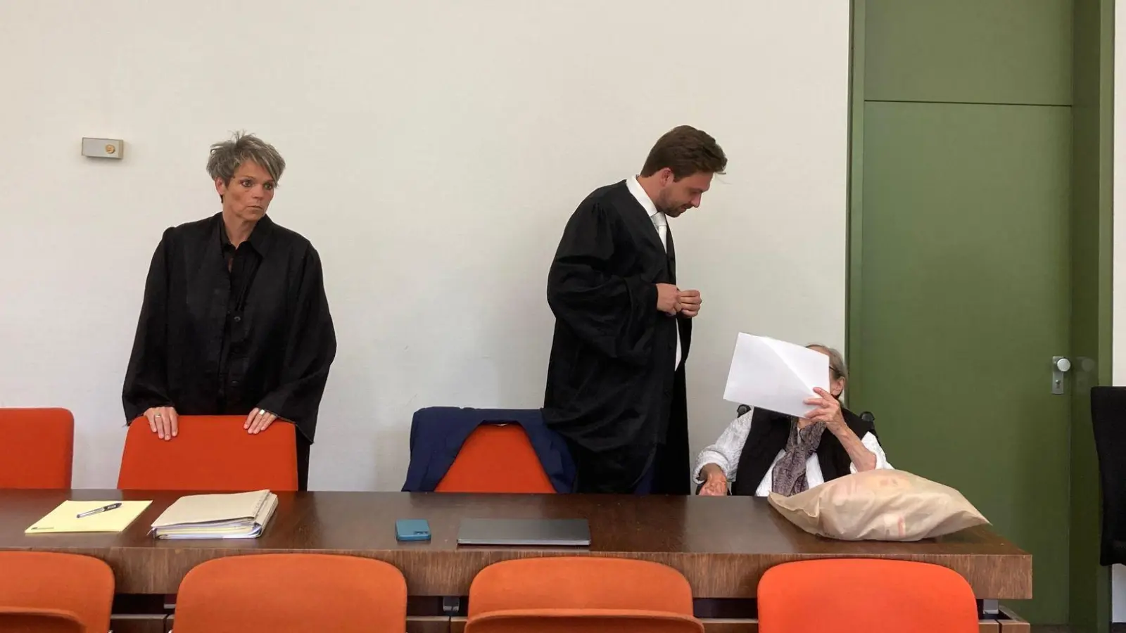 Eine 90-Jährige soll gemäß Urteil des Landgerichts München I wegen Totschlags an ihrer Freundin jahrelang hinter Gitter. (Foto: Sabine Dobel/dpa)