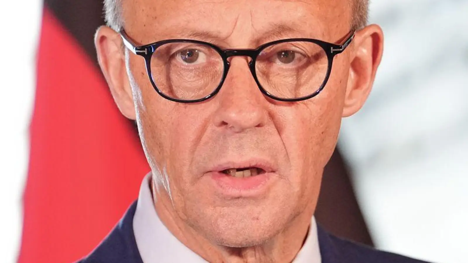 Bundeskanzler Friedrich Merz (CDU) sieht die Reichweitenfreigabe für deutsche Waffen in der Ukraine als nötig an.  (Foto: Kay Nietfeld/dpa)