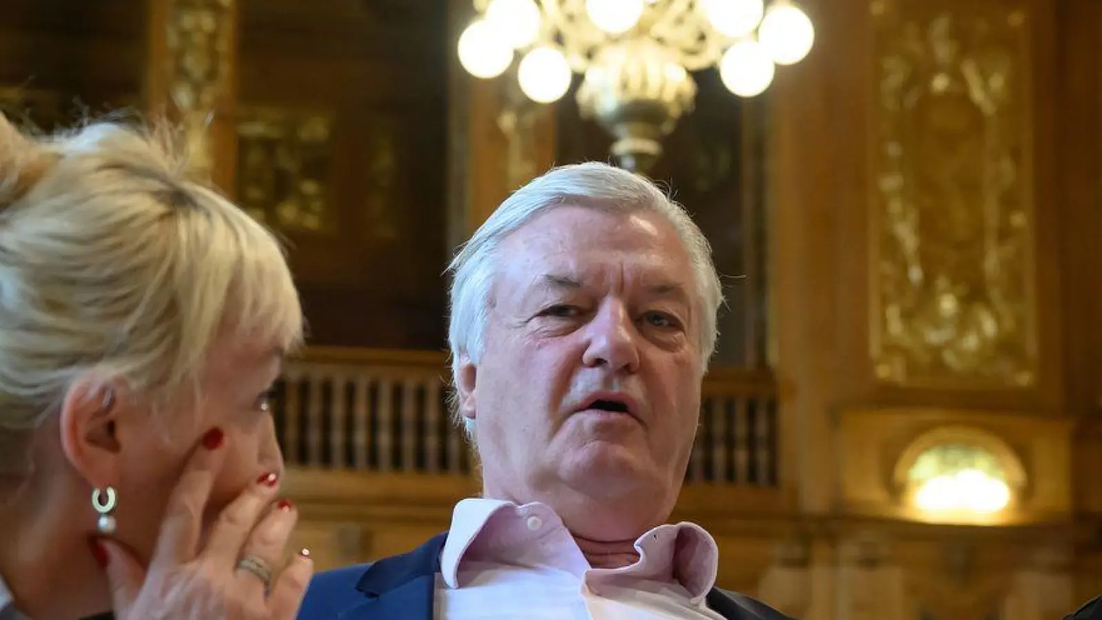 Jürgen Elsässer kam in Begleitung seiner Frau.  (Foto: Hendrik Schmidt/dpa)