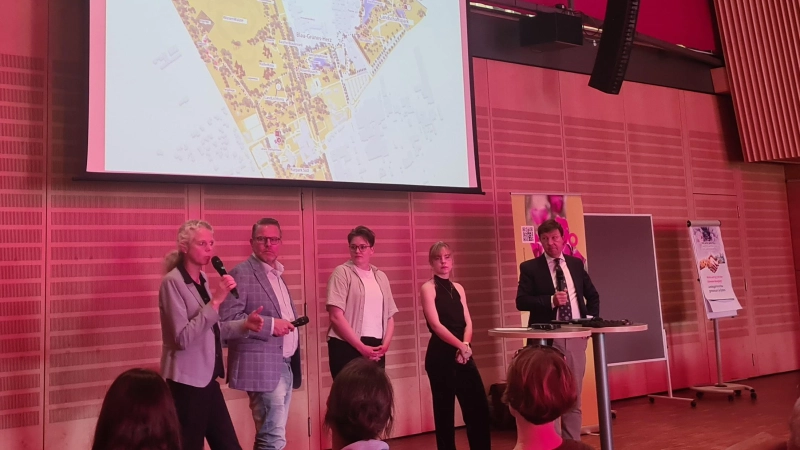 Berichteten über den aktuellen Stand des Ausstellungskonzeptes für die LGS 2027 (auf der Bühne von links): Birgit Grübler, Rüdiger Eckardt, Clara Maier, Anna-Marie Rohr und Jürgen Heckel. (Foto: Anna Franck)