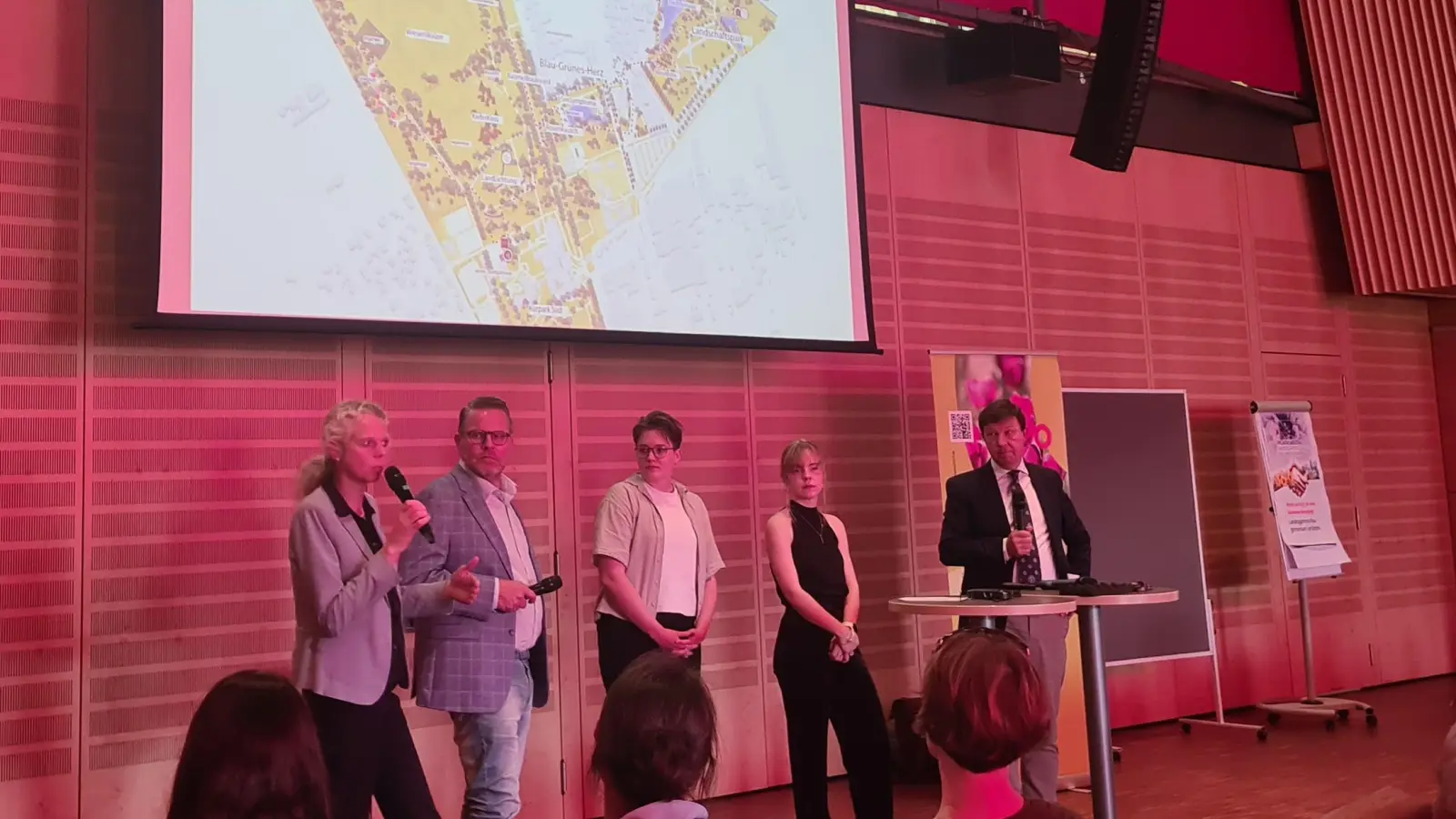 Berichteten über den aktuellen Stand des Ausstellungskonzeptes für die LGS 2027 (auf der Bühne von links): Birgit Grübler, Rüdiger Eckardt, Clara Maier, Anna-Marie Rohr und Jürgen Heckel. (Foto: Anna Franck)