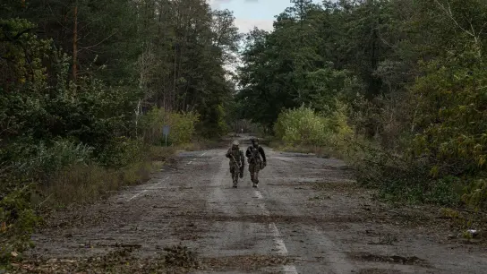 Ukrainische Soldaten suchen in der kürzlich zurückeroberten Stadt Lyman nach den Leichen ihrer Kameraden. (Foto: Evgeniy Maloletka/AP/dpa)