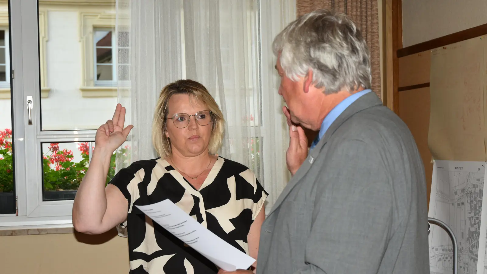 Michaela Schmoranzer wurde von Bürgermeister Reinhard Streng als neue Gemeinderätin vereidigt. (Foto: Anita Dlugoß)