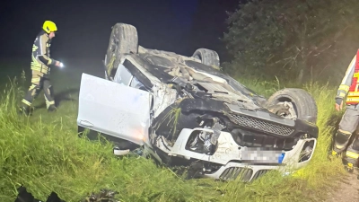 Das Auto des 35-Jährigen blieb auf dem Dach liegen. (Foto: Feuerwehr Emskirchen)