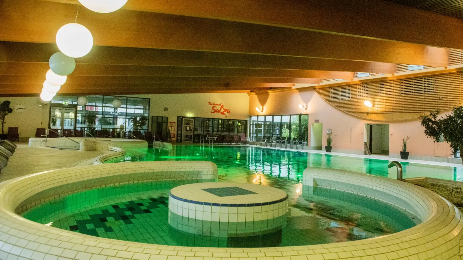 Während die Besucherinnen und Besucher sich in den Badehallen der Franken-Therme entspannten, trieb eine diebische Person im Umkleidebereich ihr Unwesen. (Archivbild: Evi Lemberger)