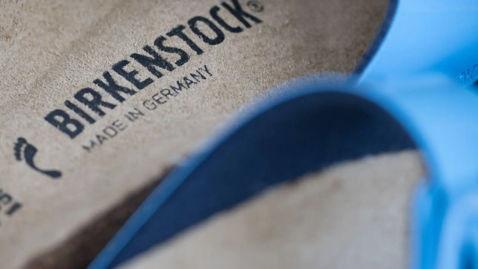 Der Schuhhersteller Birkenstock hat die Bedingungen für seinen in den USA geplanten Börsengang festgelegt. (Foto: Sebastian Christoph Gollnow/dpa)