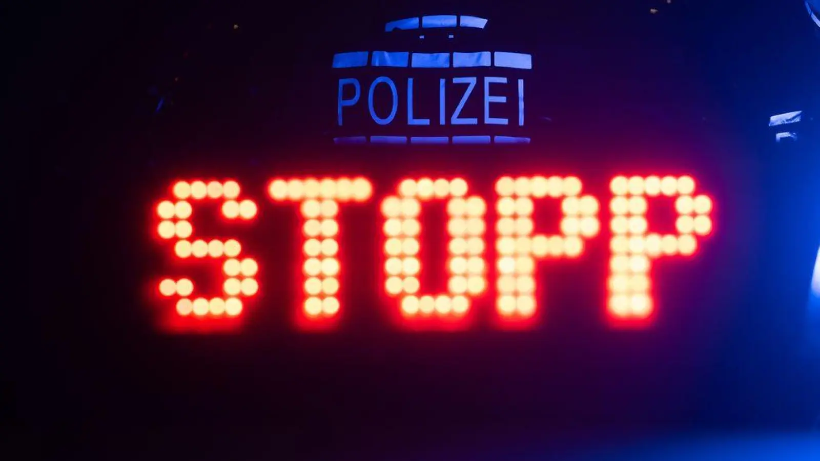 Die Anhaltesignale der Beamten hat der Autofahrer ignoriert. (Symbolbild) (Foto: Marijan Murat/dpa)