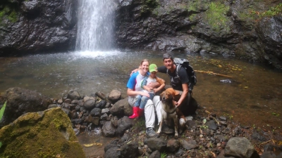 Diego Bermudez mit Frau, Kind und Hund in Kolumbien. (Foto: Bermudez)