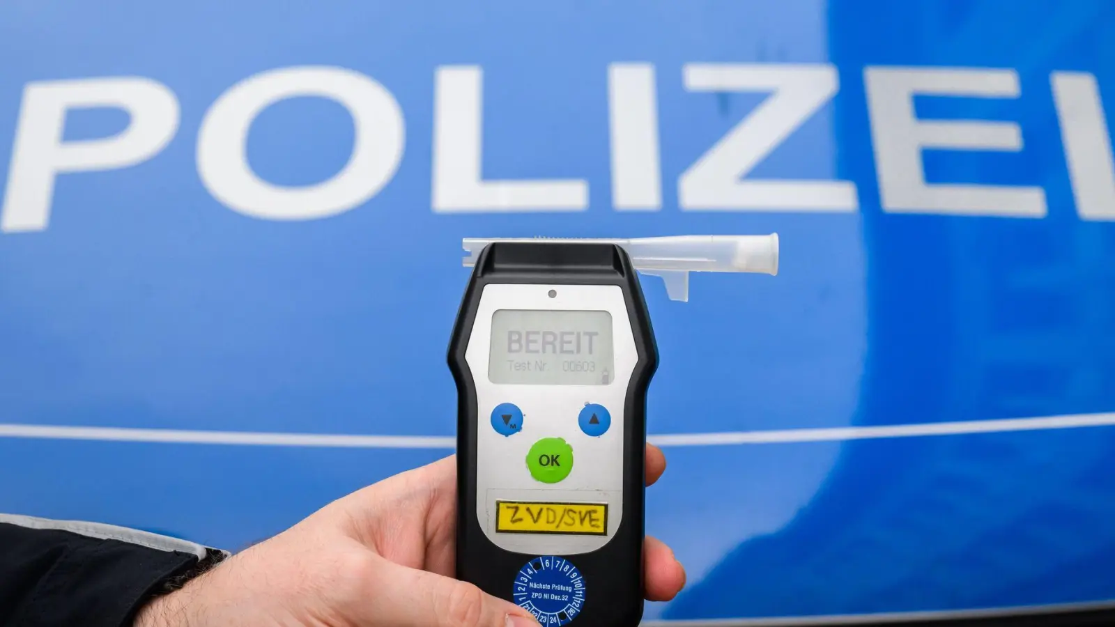 Bei einem Atemalkoholtest stellen die Beamten einen Promillewert von über zwei fest. (Symbolbild) (Foto: Julian Stratenschulte/dpa)