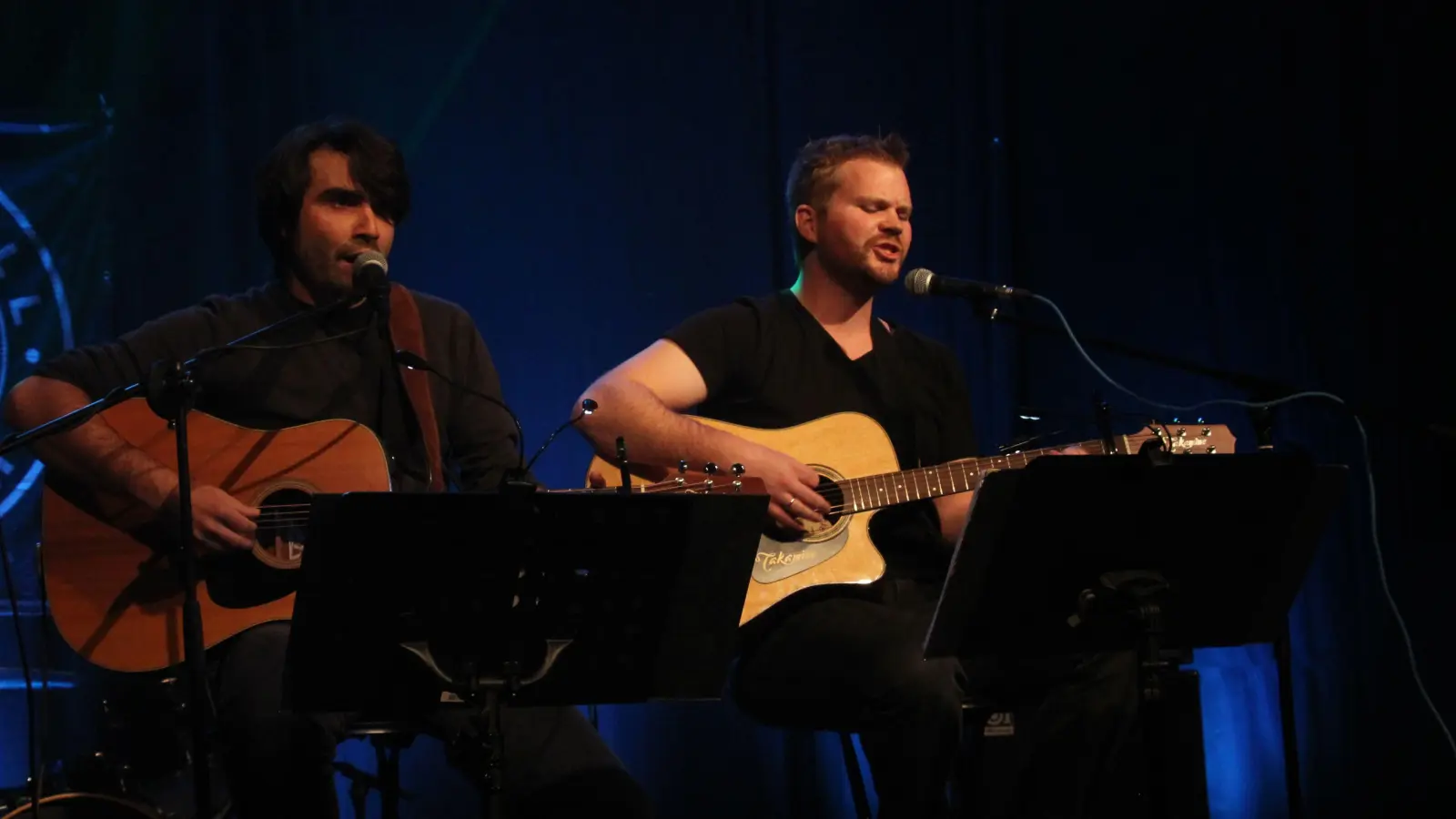 Cover-Duo mit eigener Note: elliot unplugged. (Foto: Jens Plackner)