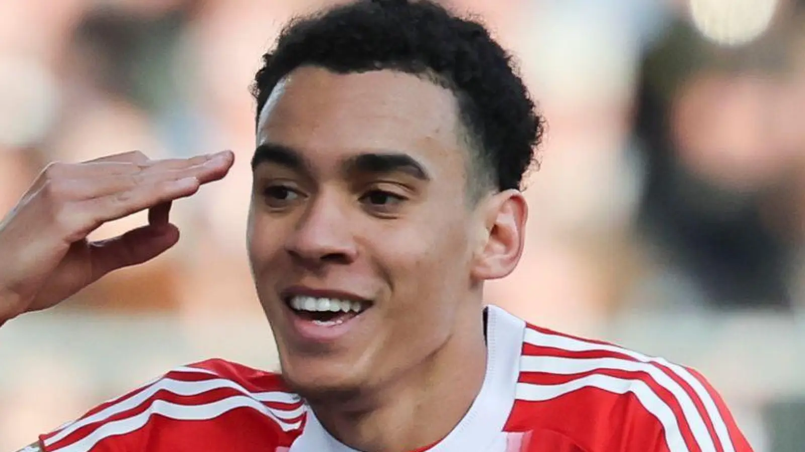 Strahlend auf St. Pauli: Jamal Musiala jubelt nach seinem Kopfballtor. (Foto: Christian Charisius/dpa)